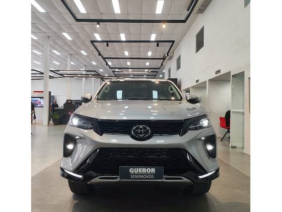 TOYOTA HILUX SW4 2.8 D-4D TURBO DIESEL SRX PLATINUM 7L 4X4 AUTOMÁTICO